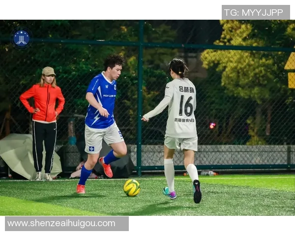 抖音爆红足球女星引热议 打破性别界限勇闯球场展现无限魅力