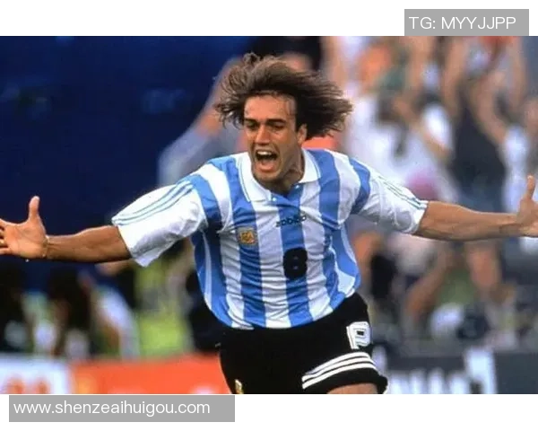 猜猜这位阿根廷足球明星是谁 他是世界足坛的传奇人物之一